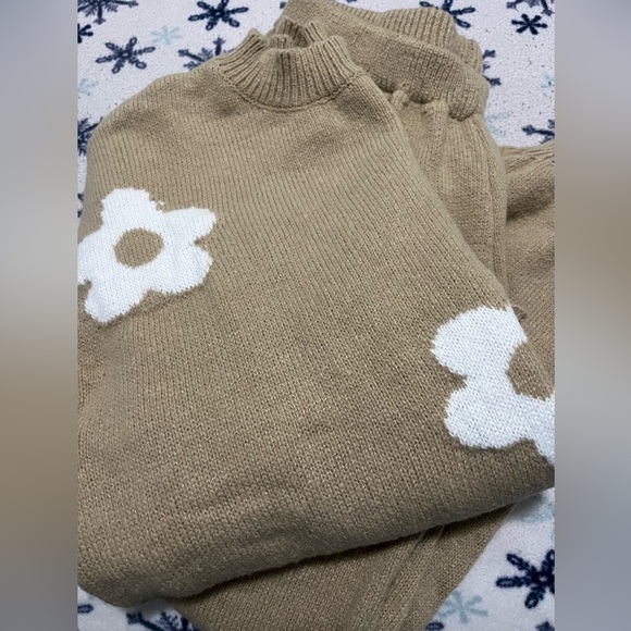NIP Crochet Flower Pullover Sweater Top & Pants Knitted Outfit. 🤍🤎 - Picture 4 of 4